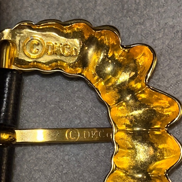 Donna Karan Elegant Black Leather Belt with Gold Buckle - Picture 5 of 6